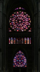 Fenster, das das Westende der Kathedrale mit den beiden Rosettenfenstern darstellt von French School