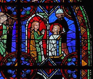Fenster w06, Darstellung eines Pilgers vor der Reliquie des Heiligen Julian von Brioude