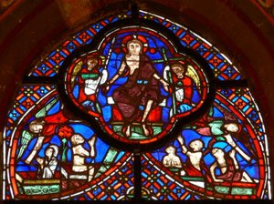 Fenster w0 zeigt das Jüngste Gericht: Christus und Engel tragen die Werkzeuge der Kreuzigung: Lanze und Kreuz von French School
