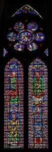 Fenster w102 mit Darstellung von St. Petrus und St. Andreas; Kathedrale von Soissons und ein Bischof; in der Rose Szenen aus dem Leben von St. Petrus