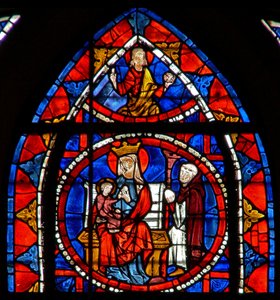 Fenster w109 zeigt den Stifter, der vor der Jungfrau und dem Kind kniet: Christus in Herrlichkeit von French School