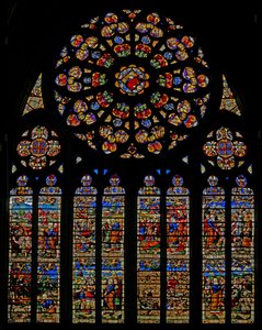 Fenster w120, in der Rosette: Gottvater umgeben von Cherubim und Engeln. In den Lanzetten: das Leben des Moses von French School