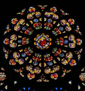 Fenster w120, die Südrosette, Gottvater umgeben von Cherubim und Engeln. In den Lanzetten: das Leben des Moses (Rosettenfenster - innen)