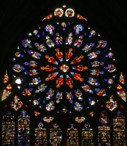 Fenster w135, Gott, Seraphim, musizierende Engel und zehn der Apostel. Die Lanzetten darunter enthalten späte C16-Figuren, die Schutzheiligen der damaligen Kanoniker: St. Jakob, St. Christophorus, St. Karl der Große