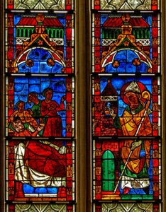 Fenster w13, das eine Szene aus einer Legende von St. Nikolaus darstellt: Drei Mädchen werden durch die Großzügigkeit des Heiligen vor der Prostitution gerettet