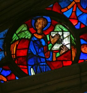 Fenster w141 mit Darstellung eines Engels mit einem Musikinstrument von French School