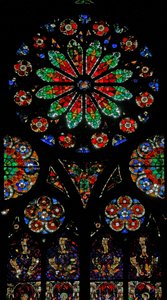 Fenster w18, eine Rose mit naturalistischem Design darstellend von French School