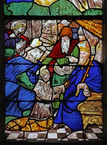 Fenster w18, das eine Szene aus dem Leben des heiligen Ivo darstellt