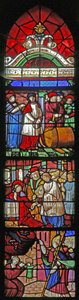 Fenster w19, das das Leben von St. Remi darstellt. Unten: befreit eine besessene Seele. Mitte: wird das Bischofsamt von Reims angeboten (graviert) Oben: Weinwunder von Cernay von French School