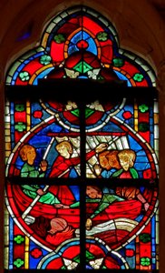 Fenster w209 zeigt eine Szene aus einer Legende des Heiligen Nikolaus: ein Teufel gibt Reisenden eine Flüssigkeit, aber die Flasche geht über Bord verloren