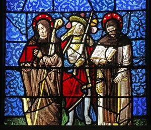 Fenster w20, das St. Dominikus und St. Franziskus mit einem Ritter, der ein Schwert hält, darstellt