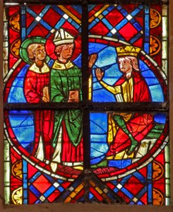 Fenster w211 zeigt eine Szene aus dem Leben des St. Vincent: der Heilige vor dem Kaiser Dacien
