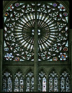 Fenster w219 zeigt die Evangelisten und Grisaille (Rosettenfenster - innen)
