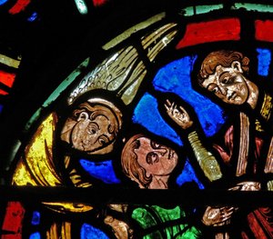 Fenster w4 mit einem Priester, der die Absolution erteilt
