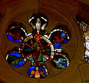 Fenster w85 mit Christus, umgeben von sechs Tauben und hält die siebte, die den Heiligen Geist symbolisiert