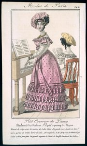 Junge Frau in einem rosa Organdie-Kleid mit schwarzer Verzierung und einem Krepp-Barett mit Satinbändern, Anzeige aus Modes de Paris, ca. 1825