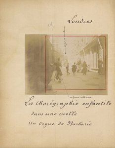 London. Die kindliche Choreografin in einer Gasse mit einem Leierkastenmann von French Unknown maker