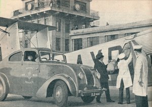 Verladen von Post auf ein Flugzeug der Imperial Airways am Flughafen Croydon, ca. 1936-1937 von GPO