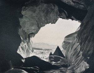 Lager in der Höhle unter Penelope Point, 1912, 1913 von G. Murray Levick