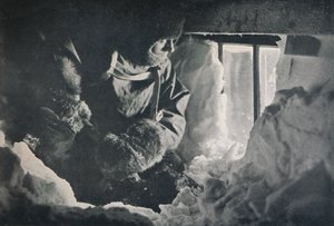 Schneeräumung vom Fenster der Hütte am Kap Adare, ca. 1911, 1913