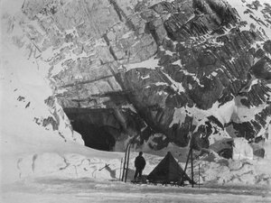 Levick außerhalb des Lagers am Penelope Point, 1912, 1913 von G. Murray Levick