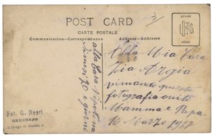 Rückseite einer Postkarte mit einem Infanteriesoldaten, Kanonier, in Uniform mit seiner Frau und seinem Sohn während des Ersten Weltkriegs