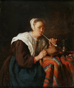 Eine sitzende Frau, die eine Pfeife raucht
