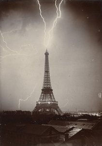 Der Eiffelturm vom Blitz getroffen, 1902