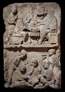 Gallorömische Kunst: Stele, die eine Mahlzeitszene und Kinderspiele darstellt. 50 v. Chr. - 100 n. Chr. von Gallo Roman