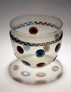 Gallische Kunst: Glastasse mit farbigen Tabletten. Ende des 4. Anfang des 5. Jahrhunderts nach Christus. Aus Breny. Saint Germain en Laye, Museum für Nationalarchäologie von Gaulish Gaulish
