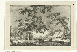 Waldreiche Landschaft mit zwei Spaziergängern