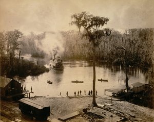 Heckraddampfer kommt in Silver Springs, Florida, nach einer nächtlichen Fahrt den St. John hinauf an