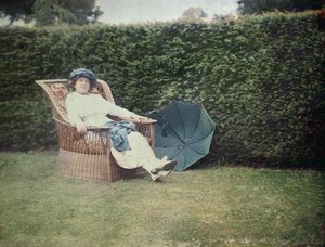 Frau, die in einem Gartenstuhl sitzt