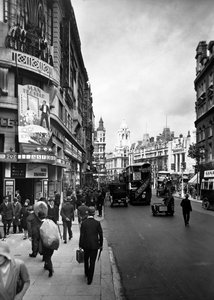 Menschen gehen am Astoria Theatre in der Charing Cross Road, Westminster, London, frühe 1930er Jahre vorbei von George Davison Reid