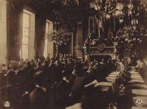Amerika im Ersten Weltkrieg: Dolmetscher übersetzt die Rede von Präsident Poincaré ins Englische bei der Eröffnung der Friedenskonferenz (s/w Foto)