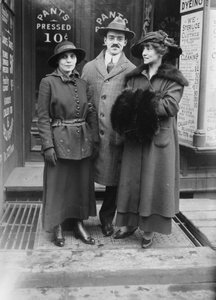 Fania Mindell, Herausgeber Harold Hersey und Marian Bloom, wahrscheinlich während des Bownsville-Prozesses, 1917