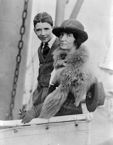 Margaret Sanger und ihr älterer Sohn Stuart in Japan