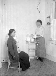 Margaret Sanger mit ihrer Kollegin Fania Mindell, in der Klinik in Brownsville, Brooklyn, ca. 1916