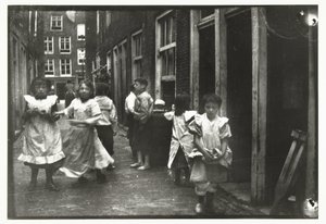 Spielende Kinder in einer Straße von George Hendrik Breitner