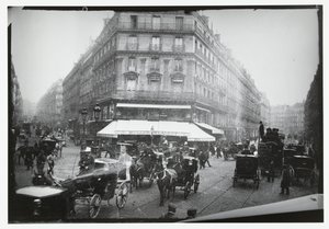 Straßenszene an einer belebten Kreuzung in Paris