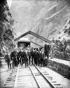 Hängebrücke - Präsident Theodore Roosevelt und seine Gruppe in der Royal Gorge des Arkansas River, 8. Mai 1905 von George Lytle Beam