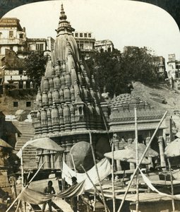 Tempel am Ufer des Ganges, Benares, Indien, ca. 1909