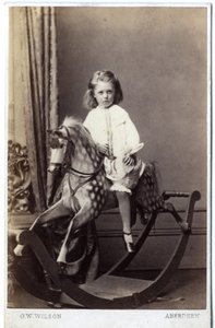 Mädchen auf einem Schaukelpferd von George Washington Wilson