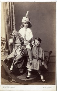 Mädchen mit Hut auf Schaukelpferd mit einem anderen Mädchen daneben von George Washington Wilson