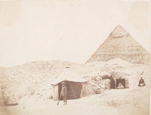 Der Fotograf vor seinem Zelt auf dem Gelände der Pyramide von Khafre Chephren, 1851