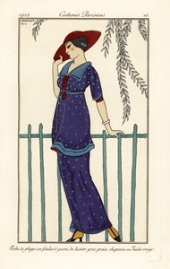 Frau im Strandkleid aus Foulard mit großen Punkten, roter Wildlederhut von Georges Barbier