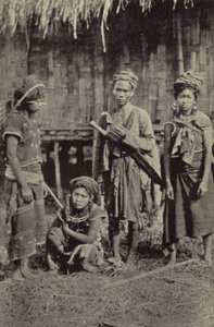 Burma: Ein Kachin-Mann mit dem charakteristischen Dah und drei Frauen von Georges Bertin Scott