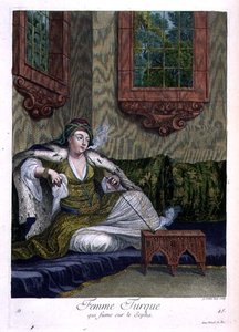 Türkische Frau, rauchend auf dem Sofa
