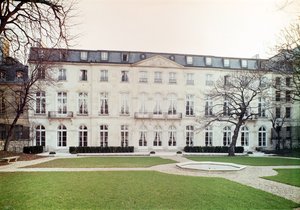Ansicht der Gartenfassade des Hotel de Beauharnais, erbaut 1713. Innenansicht des Salon Vert im Appartement von Prinz Eugene de Beauharnais (1781-1824)