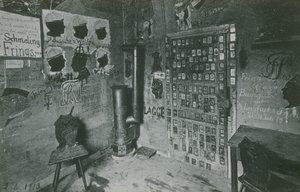 Ein Raum mit Wänden voller Graffiti zu wichtigen zeitgenössischen Persönlichkeiten wie Bussche und Waldow. Postkarte gesendet 1913. von German Photographer